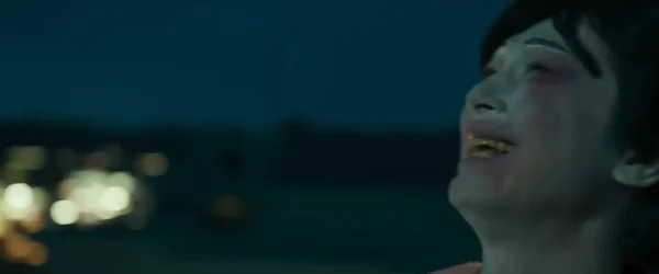 映画『国宝』で白塗りも崩れ着物も乱れ屋上でボロボロに舞う立花喜久雄(吉沢亮)