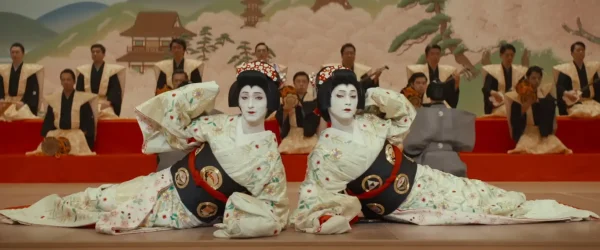 映画『国宝』にて、艶やかな女形の衣装と白塗りの化粧を施した吉沢亮演じる立花喜久雄と横浜流星演じる大垣俊介が、完璧なシンクロを見せながら『二人道成寺』を舞う象徴的な舞台シーン