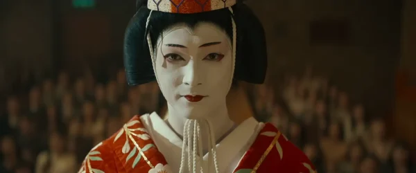映画『国宝』の劇中で、超クローズアップで捉えられた喜久雄（吉沢亮）の隙のない白い肌と精緻な目元の化粧
