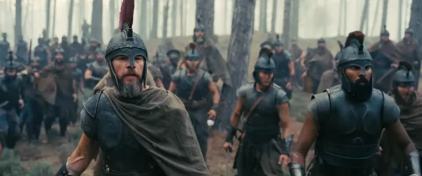 映画『オデュッセイア』で経年劣化し傷ついたブロンズの鎧を着用し苦悩の表情を浮かべるオデュッセウス役のマット・デイモン