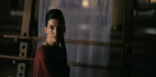 映画『オデュッセイア』で王妃ペネロペを演じるアン・ハサウェイの劇中カット