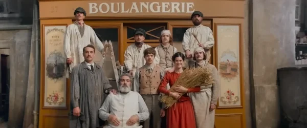 1895年のパリのパン屋の前に立つアデル