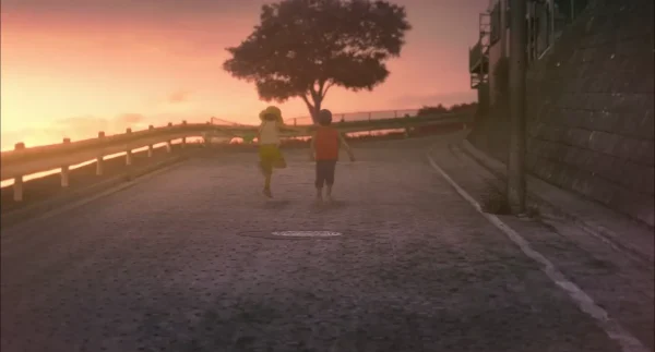映画『我々は宇宙人』公式主題歌版予告映像より、夕暮れの帰り道を歩く少年時代の翼と暁太郎