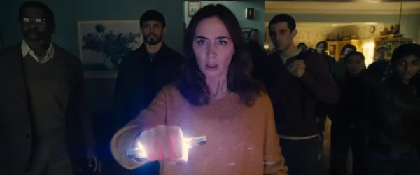 未知の装置「デバイス」を手にする気象予報士マーガレット（映画『ディスクロージャー・デイ』より）
