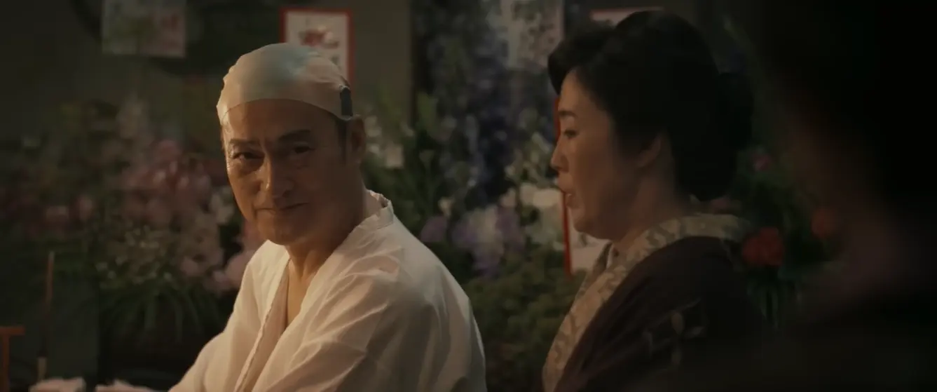 映画『国宝』より、重厚なたたずまいで楽屋裏に並び立つ半二郎役の渡辺謙と幸子役の寺島しのぶ