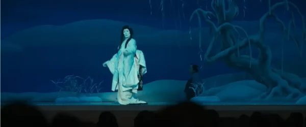 映画『国宝』で田中泯が演じる人間国宝の女形・小野川万菊が、細部まで精緻に作り込まれた白塗りのメイクと重厚な歌舞伎衣装を身にまとい、圧倒的な存在感を放つ