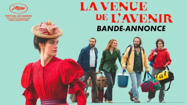 映画『モネと時間旅行』メインビジュアル。1895年の衣装を纏った人物と現代の若者が並ぶカット