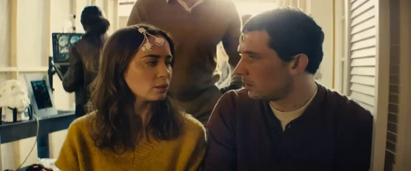 『ディスクロージャー・デイ』で主人公マーガレットを演じるエミリー・ブラントとダニエル役のジョシュ・オコナー