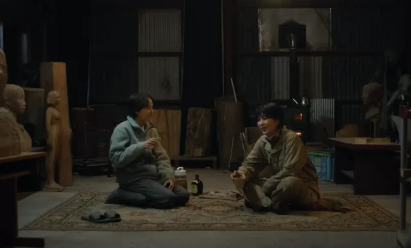 映画『ナギダイアリー』のアトリエで向き合う寄子（松たか子）と友梨（石橋静河）