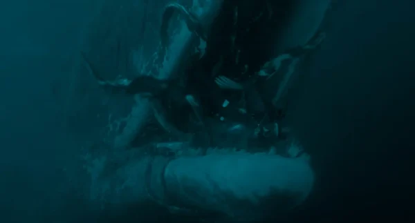 巨大なマッコウクジラの開いた大口にダイバーのジェイが吸い込まれる映画『クジラに落ちた男』の公式予告映像シーン