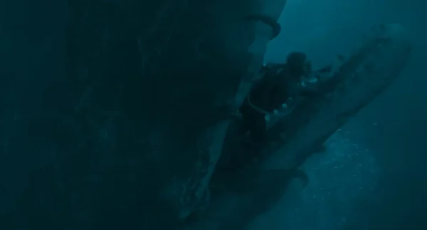 巨大マッコウクジラの開いた大口とダイオウイカの触手、そこに吸い込まれていくダイバーの主人公ジェイ（オースティン・エイブラムス）を捉えたビジュアル
