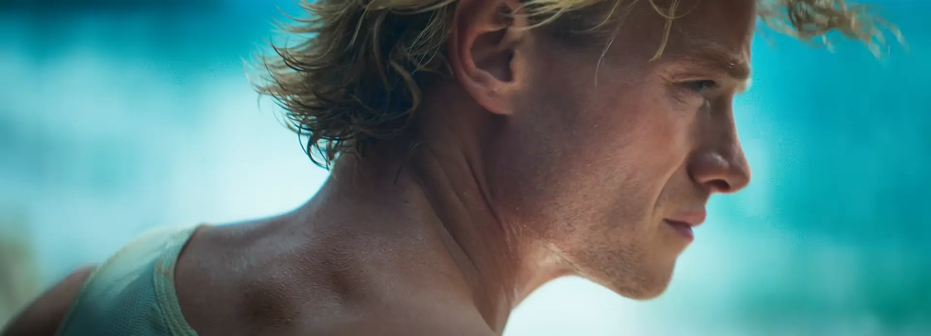 映画『クレイフェイス』で悲劇のスター俳優マット・ヘーゲンを演じるトム・リース・ハリーズの表情