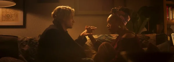 映画『クレイフェイス』で野心と焦りを共有する俳優マット（トム・リース・ハリーズ）と科学者ケイトリン（ナオミ・アッキー）